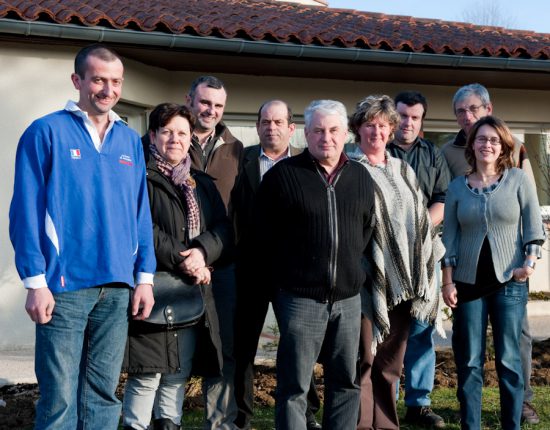 Agriculteurs, élus, et conseillers agricoles oeuvrent à la bonne entente entre voisins. (de g. à d.) Didier Fréchou, Monique Rey, Bernard Ader, Patrick Boube, Alain Passament, Françoise Barthe, Jean-Pierre Martin, Georges Capdau et Claire Dumas.