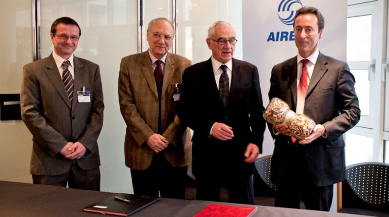 Fabrice Brégier (Airbus) tient à la main un échantillon des 22.000 t de plaquette bois qu'Yves Rigole (à gauche) et Henri Dedieu, de la COFOGAR, se sont engagés à fournir à l'avionneur.