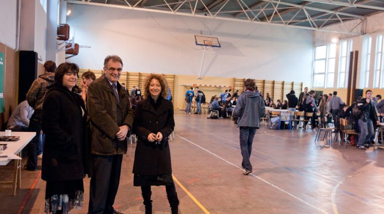 Isabelle Bonnet (à droite) et Patrick Mignon (en compagnie d’Anne Pujos, professeur d’agronomie) supervisent la rencontre des élèves de terminale et BTS avec les professionnels du monde agricole.