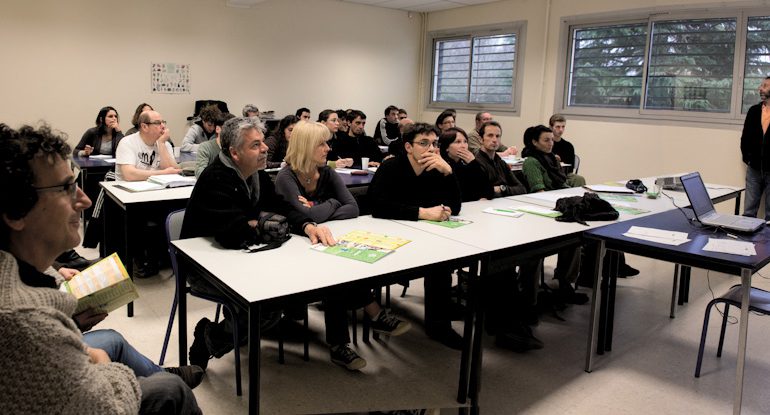 Gérard Thibaud (au 1er plan), du CFPPA d’Auterive, a organisé 2 journées Installation où les futurs apiculteurs pouvaient rencontrer tous les acteurs de la filière (ici, Daniel Huché de l’ADASEA 31).