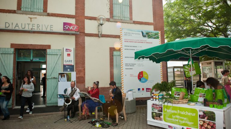 Un an après son lancement, la vente de paniers de légumes en gare pouvait célébrer son succès.