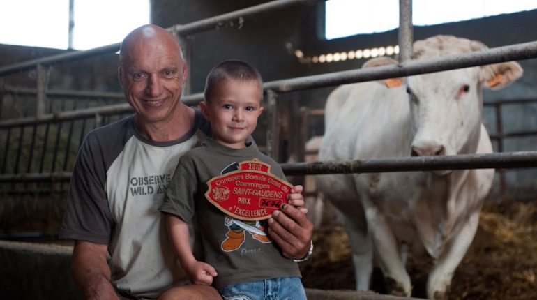 Gérard Baron et son petit-fils, Lilian. La relève de l’EARL Baron semble assurée…