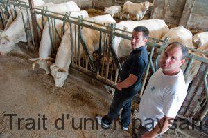 Éric Dinnat (à droite) et Sébastien Suspène, technicien Viande de la Chambre d'Agriculture.