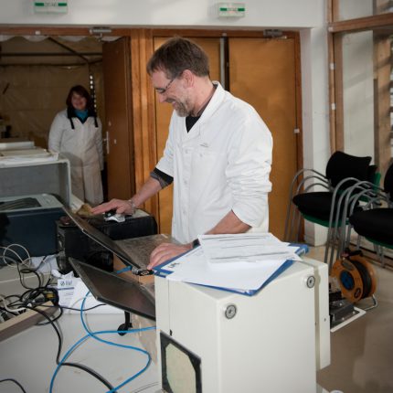 François Arnaud et Audrey Bousquet, du laboratoire d’analyse LIAL, avaient amené leur spectromètre (au 1er plan) dans les locaux de la Chambre d'Agriculture de Saint Gaudens.