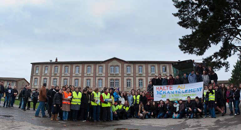 Les professeurs puis les élèves du lycée d'Ondes ont bloqué leur établissement pour réclamer le maintien des heures de formation techniques et l'ouverture de classes supplémentaires.