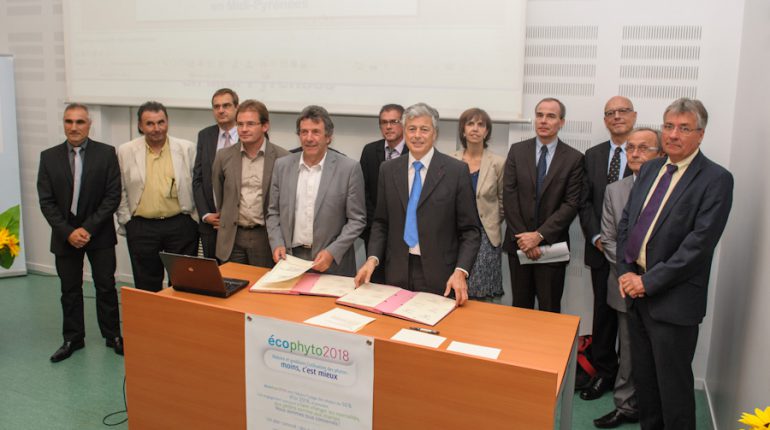 Jean-Louis Cazaubon (chambre régionale d'agriculture) et Henri-Michel Comet (préfet de Midi-Pyrénées), au milieu d'une partie des signataires de la charte