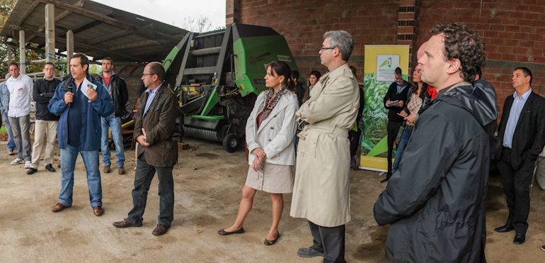 Alain Cerutti (au micro) témoigne des réalités de l'activité agricole devant le préfet de région.