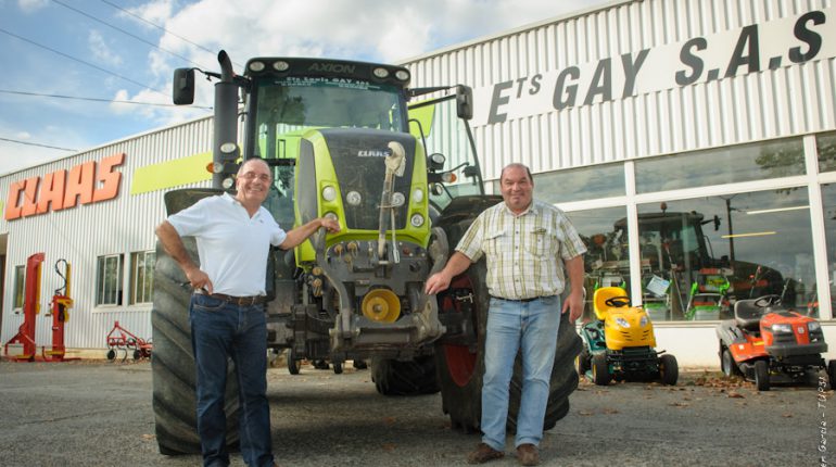 Jean-Louis et Jacques Gay devant leur concession.