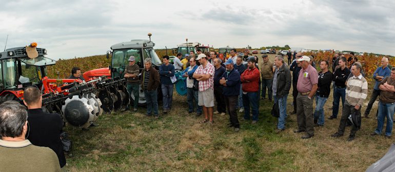 Plus de 60 viticulteurs et de nombreux techniciens sont venus assister à la démonstration de travail de sol des inter-rangs de vigne.