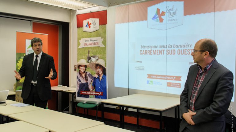 Vincent Lagarde (à gauche) et Yvon Parayre lors de la présentation de la bannière Sud-Ouest France, à Toulouse