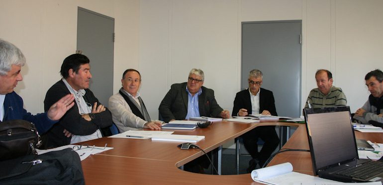 Une commission réunissant agriculteurs et chasseurs au travail.