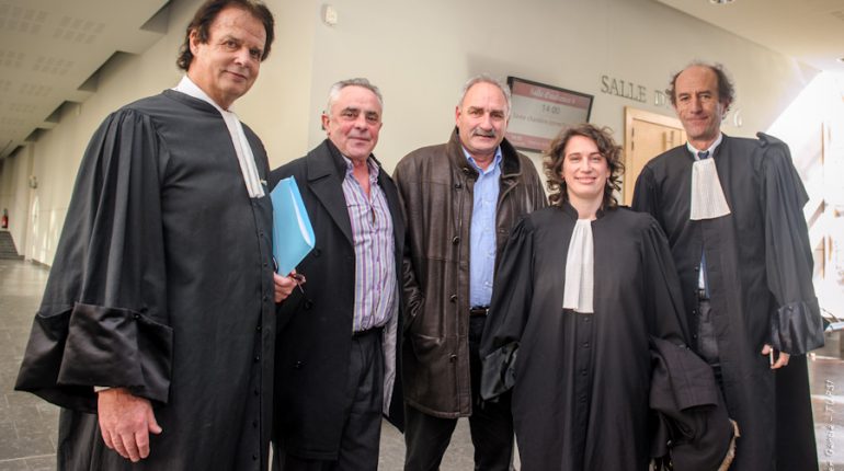 Jean-François Renoux et Jean-Claude Labit, au milieu de leurs avocats.