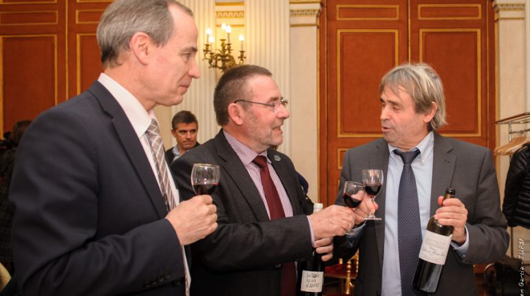 Une photo symbolique de l’évènement : Michel Defrancès (IVSO, au centre) et Jean-Marie Sigaud (UICV) trinquent ensemble, sous le regard de Michel Sallenave (DRAAF).