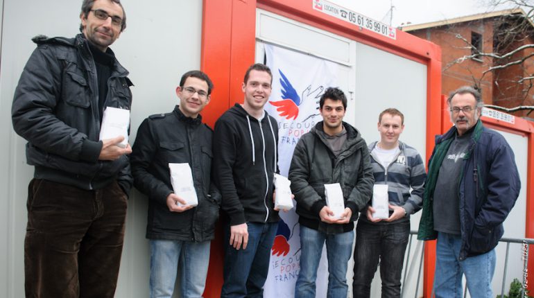 Thierry Poser (leur enseignant, à gauche) et Christian Prouzet (à droite), encadrent les quatre étudiants à l’origine de cette belle action de solidarité.