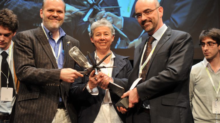 Au milieu Véronique Pallet (Nutrineuro) et à droite David Gaudout (Activ’Inside), entourés des lycéens et leurs professeurs, lors de la remise du prix. (photo David Becus).