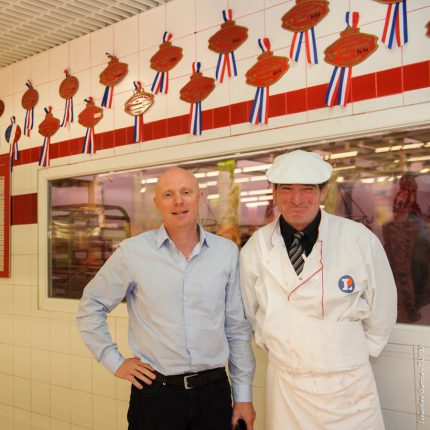 Thierry Besnier et Frédéric Chulia, du rayon Boucherie Traditionnelle du Leclerc de Saint Gaudens, deux convaincus de la qualité de la viande bovine commingeoise.