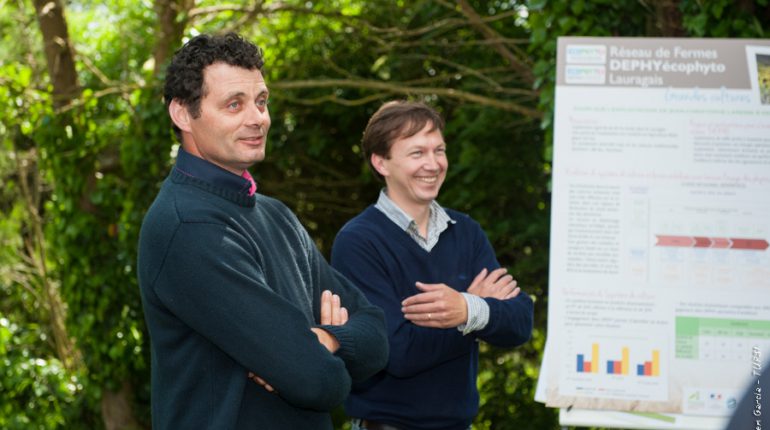 Jean-Christophe Lapasse et Aymeric Desarnauts, un binôme agriculteur/ingénieur très impliqué dans la réduction des produits phytosanitaires .