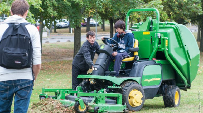 Les jeunes apprentis découvrent les derniers modèles de matériels Espaces Verts.