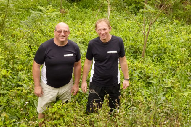 Non, ce n’est pas devant des fougères haut-garonnaises, mais bien devant une culture de thé du Sri Lanka que posent Christian Raymond et Thierry Bertrand, les lauréats du Prix de la Dynamique Agricole 2014…