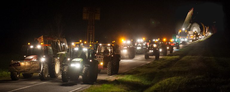 Des tracteurs escortent l'A380 pour rappeler que l'agriculture devance l'aéronautique en termes d'emplois induits