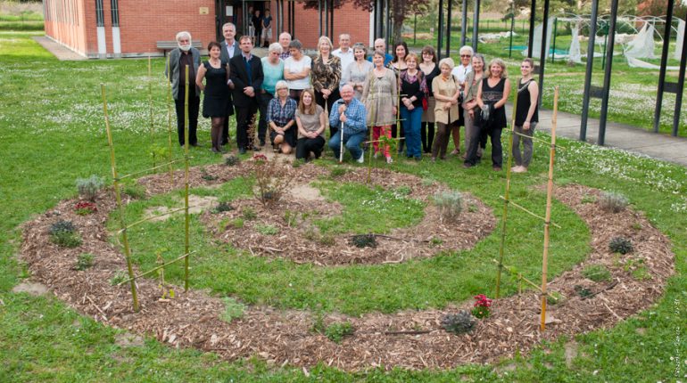 Les jardiniers seniors et leurs encadrants devant la spirale qu'ils ont créée en 2 jours.