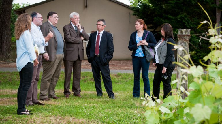 Michel Baylac (au centre), Président de la SAFER GHL et de l'AEIAR, et la délégation hongroise lors de la visite au Château Montauriol à Villaudric.