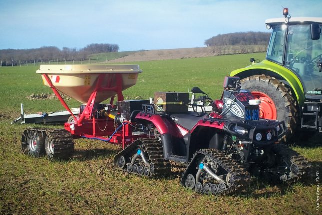 Le Polaris et l'épandeur, une fois équipés de chenilles, peuvent intervenir sur les terrains les plus difficiles.