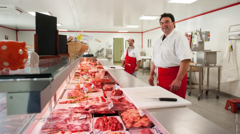 Didier Limouzin et son boucher adjoint, Christian Valera, dans la nouvelle boucherie de Cazères.