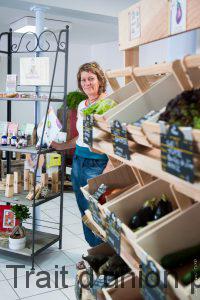 Delphine Maubert cherche des producteurs souhaitant vendre leurs produits dans son magasin.