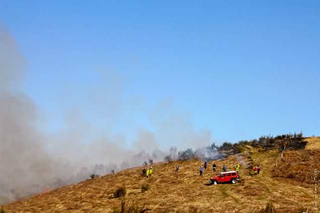 L'écobuage se réalise toujours sous la supervision des pompiers.