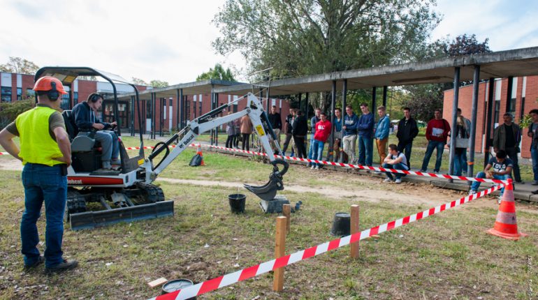 Développer son habileté à la pelle mécanique: un des ateliers pédagogiques de la journée Apprentissage.