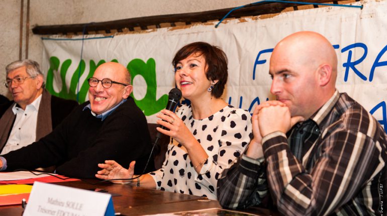 Très à l'aise, la secrétaire d’État Carole Delga est venue échanger avec les CUMA sur les problématiques agricoles locales.