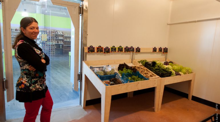 Marie Cazenave dans le rayon Fruits et légumes installé dans une chambre froide en libre-service