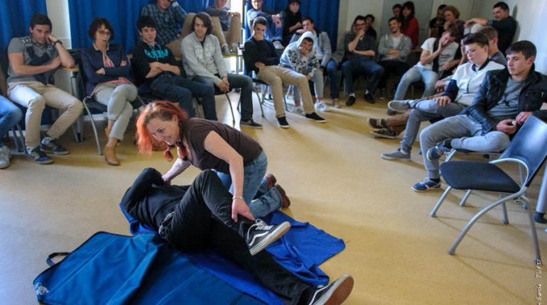 Hélène Hamel, formatrice au CFPPA, montre les gestes qui sauvent aux élèves et formateurs d'Auzeville