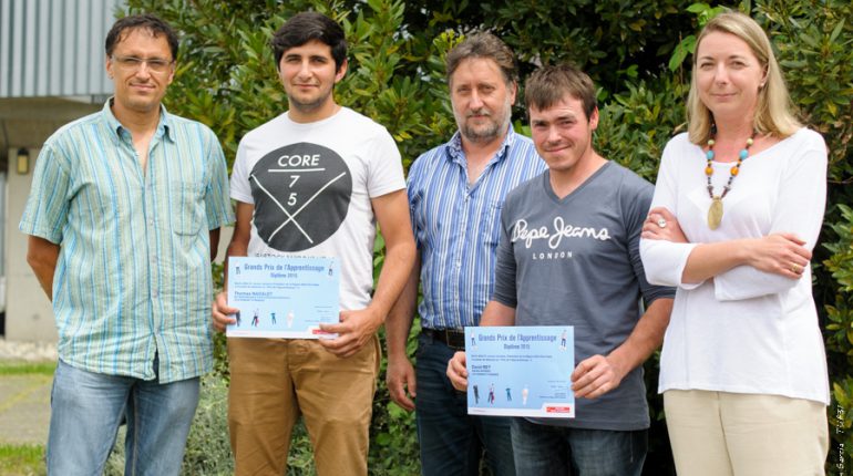 Les 2 lauréats, Thomas Nadalet et David Rey, entourés de Sébastien Travert (formateur productions végétales), Thierry Force (directeur du lycée) et Florence Martin-Pons (directrice du CFAA).