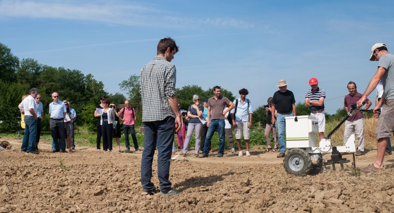 Un maraicher essaye un bineuse électrique. Efficace, silencieuse et facile à manier, elle répond à de nombreuses attentes des professionnels.