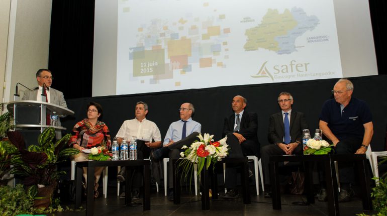 Michel Baylac (au micro) accueille les invités de la table ronde (de g. à d. Muriel Gozal, Dominique Barrau, Jean-Louis Chauzy, Dominique Granier, Pascal Augier et Jean-Paul Laborie.