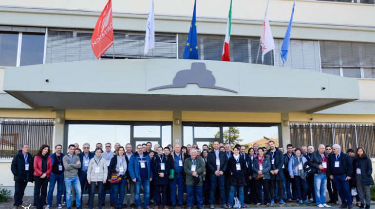 Toute l'équipe Cravero et leurs invités devant l'usine d'Emmergi.