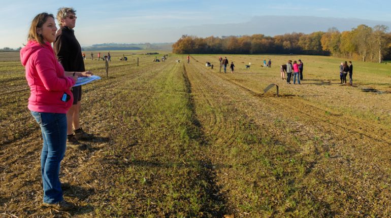 Mathilde Riom et Yann Bacou (à gauche) ont réussi à mobiliser les gens du village autour de leur projet d'élevage agroforestier.