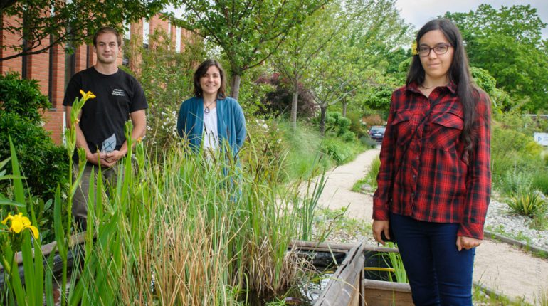 La directrice du CFAAH d'Auzeville, Caroline Frede-Vergnes (au centre), en compagnie de Yoann Pradel, ancien apprenti et aujourd'hui maitre d'apprentissage) et Amandine Darregert, qui débute son apprentissage en horticulture.