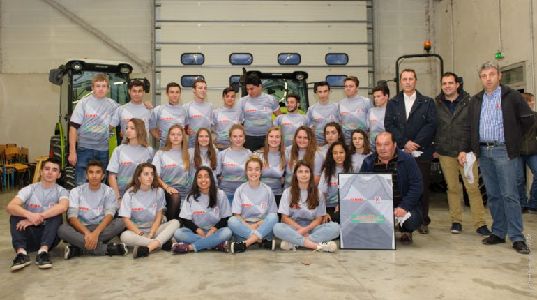 Jacques Gay, concessionnaire Claas (accroupi, à droite), a offert un jeu de maillots complet aux 8 équipes de rugby du lycée d'Auzeville .