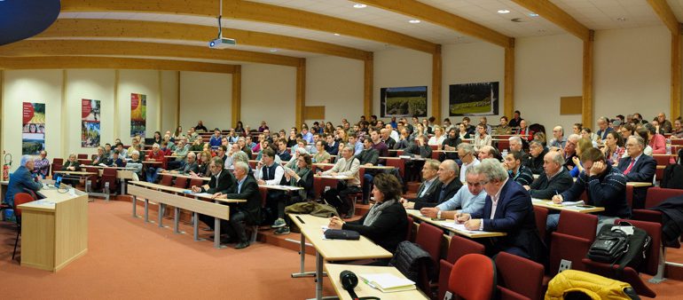 Beaucoup de monde pour ce premier colloque, même si l'on pouvait regretter l'absence d'élus locaux et de représentants de la société civile.