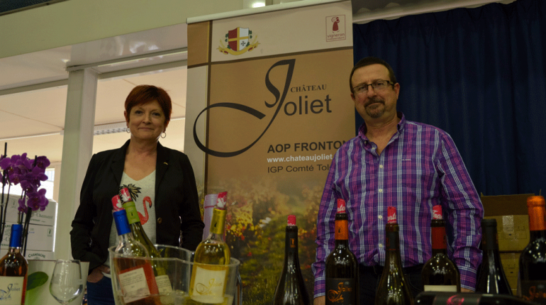 Marie-Ange et Jérôme Soriano partent à la rencontre de leurs clients. Ici, au Salon des Vins du club des Vignerons Lauréats, en mars dernier, à l'école d'ingénieurs de Purpan (Toulouse).