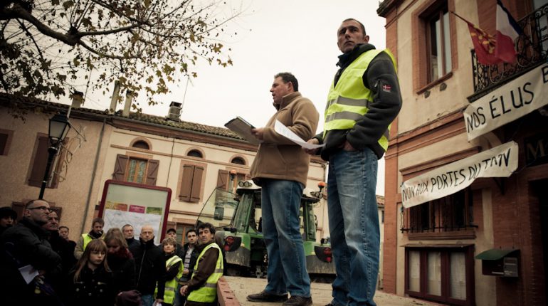 Agriculteurs, artisans, associations et habitants de Buzet sont venus protester contre un projet de construction d’une vaste zone industrielle.