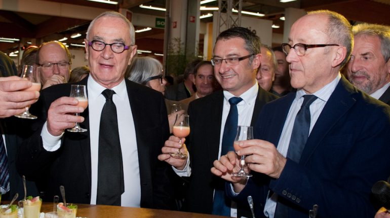 En verrine ou en cocktail, l’armagnac a séduit, par sa modernité, les visiteurs du SISQA. Au 1er rang desquels, Martin Malvy, Président du Conseil Régional et Jean-Louis Chauzy, Président du CESR, qui encadrent ici Michel Baylac (au centre), producteur du vénérable spiritueux.