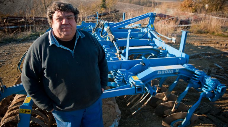 Serge Auriol devant le déchaumeur que les agriculteurs du Lauragais et la gendarmerie de Villefranche lui ont permis de retrouver.