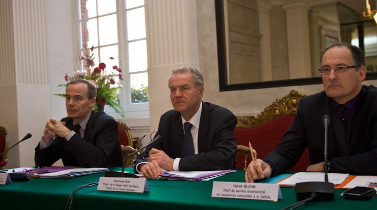 Le préfet de région, Dominique Bur, encadré de Michel Sallenave (à gauche) et Hervé Bluhm, présentait les chiffres 2010 de l'agriculture régionale.