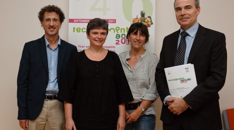 Michel Sallenave (à droite), aux côtés des responsables du service statistique de la DRAAF (de gauche à droite : Jean-Pierre Cassagne, Paula Fernandès et Élisabeth Montlouis).