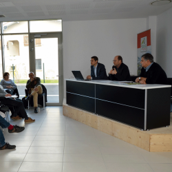 Pac 2018, c’est parti ! A quelques heures de l’ouverture campagne de déclaration pour la Pac 2018, la Chambre d’agriculture accueillait vendredi 30 mars les techniciens des organisations professionnelles agricoles et partenaires. En préambule, Yvon Parayre, président de la Chambre d’agriculture, a réaffirmé le désaccord de la profession concernant les SIE : « L’annonce tardive de la modification du règlement est préjudiciable ». De plus, il a rappelé qu’une délibération adoptée à l’unanimité avait été prise lors de la dernière session de la Chambre d’agriculture pour que les agriculteurs aient le choix des dates d’implantation des SIE. La DDT a répondu en indiquant que malgré cette délibération la date d’implantation sera certainement fixée uniformément pour tout le département. Yvon Parayre a également insisté sur la nécessité de limiter la pression de contrôles Pac, ce en quoi Christophe Thinet, chef du service Economie agricole à la DDT, a affirmé que l’administration avait entendu ces demandes. Ce dernier s’est par ailleurs félicité que le taux de verdissement était de mieux en mieux respecté. « Concernant les contrôles, cela se passe bien » du point de vue des services de l’Etat. Enfin, il a présenté les principaux changements pour la prochaine déclaration de surfaces Pac, notamment les assouplissements dans le dispositif et les nouvelles orthophotos, prises en juillet 2016, et utilisées pour cette déclaration Pac.